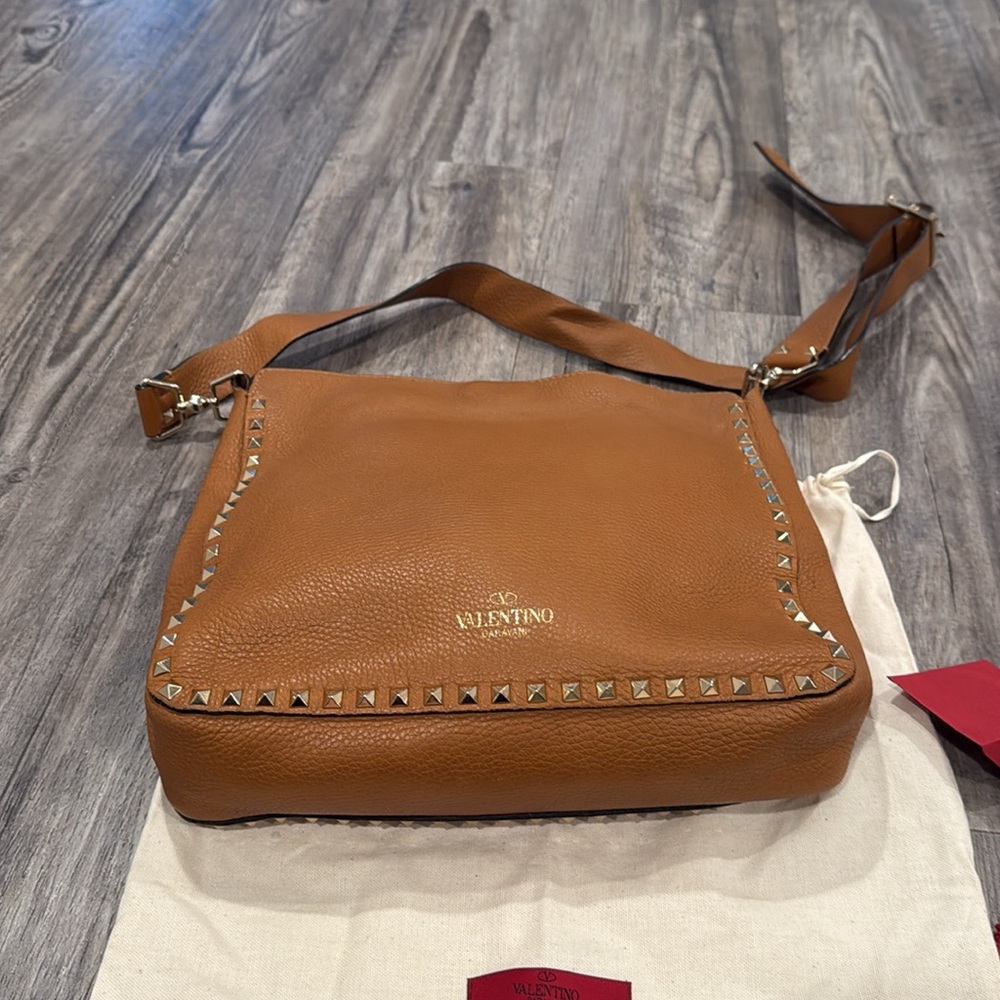 Valentino Garavani ROCKSTUD CALFSKIN HOBO BAG Light Cuir Tobacco Brown Crossbody - Picture 4 of 16